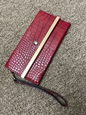 Vintage Red Croc-Embossed Wristlet Clutch with Gold Accent